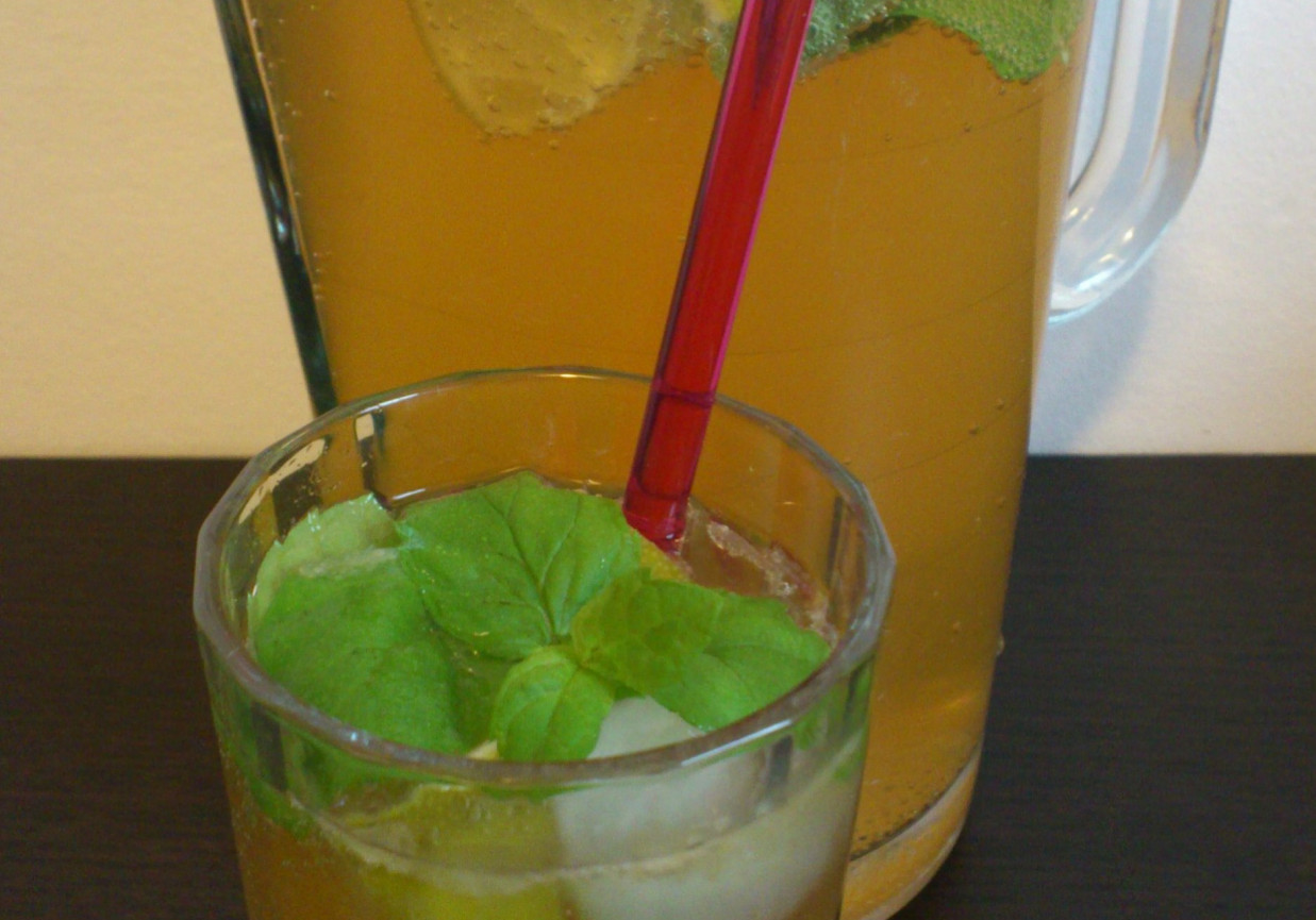Miętowo- limonkowa mrożona herbata na gazie foto