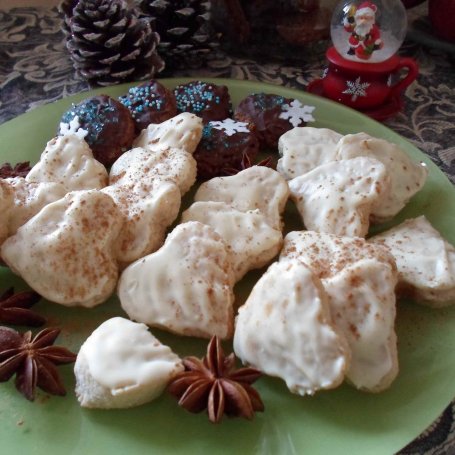 Krok 7 - Migdałow0- cynamonowe ciasteczka z białą polewą czekoladową foto