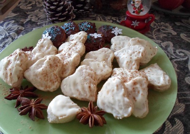 Fotografia przedstawiająca Migdałow0- cynamonowe ciasteczka z białą polewą czekoladową