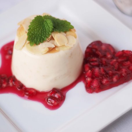Krok 5 - Migdałowa Panna Cotta z granatem foto