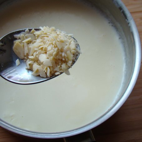 Krok 2 - Migdałowa Panna Cotta z granatem foto