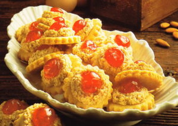 Fotografia przedstawiająca Migdałowe ciasteczka z wiśienkami