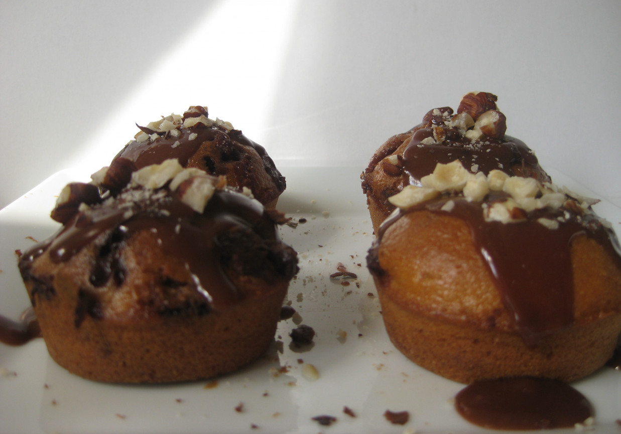Migdałowe muffiny polane czekoladą foto