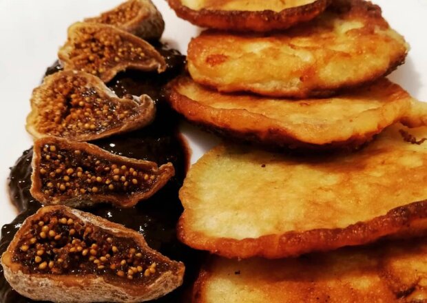 Fotografia przedstawiająca Migdałowe pankejki z serka wiejskiego na słodko
