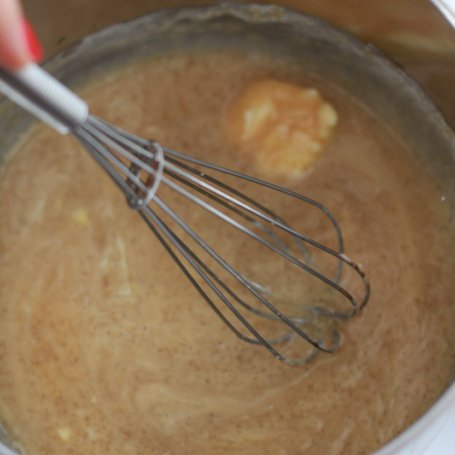 Krok 11 - Migdałowo-cynamonowa muffinka z polskimi jabłkami polana polewą z cukru trzcinowego foto