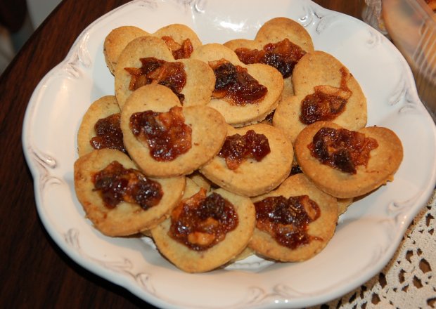 Fotografia przedstawiająca migdałowo-korzenne ciasteczka z bakaliami