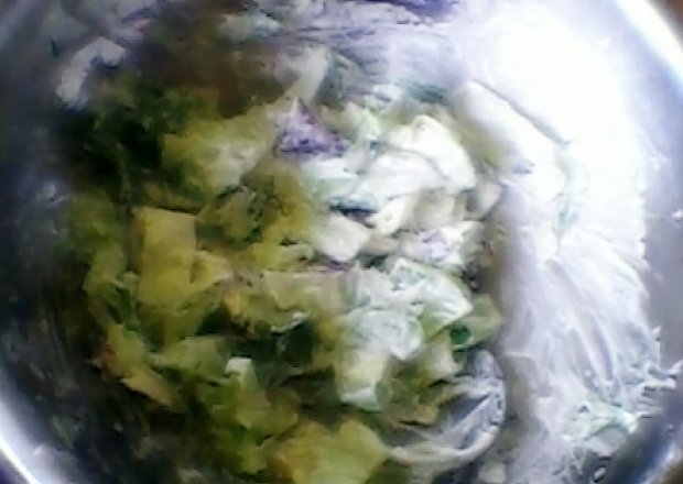 Fotografia przedstawiająca miks sałat ze śmietaną