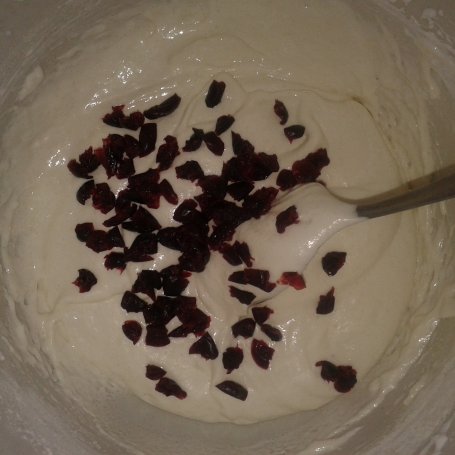 Krok 3 - Mini babeczki na białkach z żurawiną i kremem serowym foto