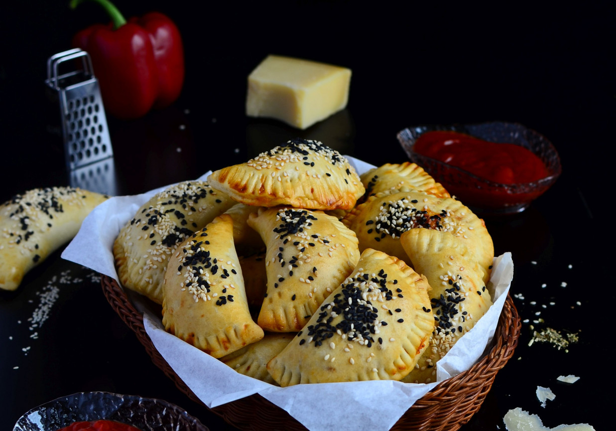 Mini calzone z serem i papryką foto