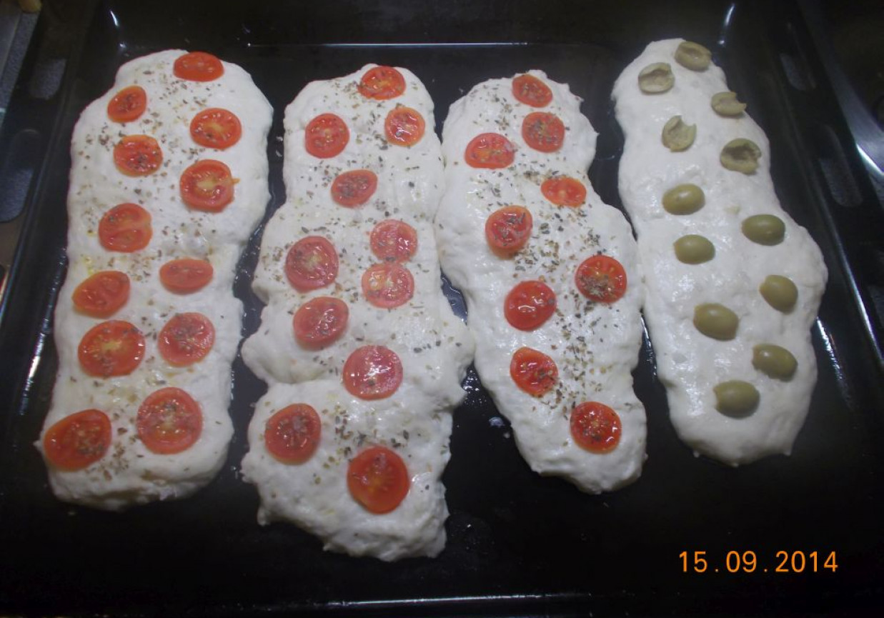 Mini chlebek z oliwkami lub pomidorkami koktajlowymi foto