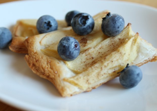 Fotografia przedstawiająca Mini ciasteczka z ciasta francuskiego i jabłek