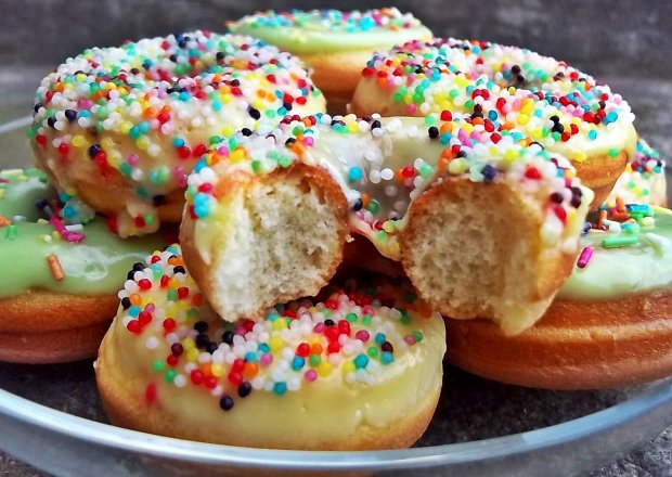 Fotografia przedstawiająca Mini donuts z kolorowym lukrem i posypką