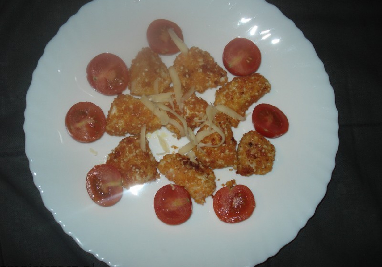Mini Fileciki w panierce z sezamem- podane z pomidorkami koktajlowymi foto