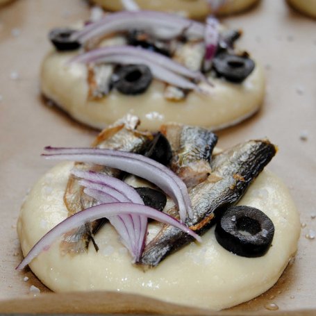 Krok 5 - Mini focaccia z wędzonymi szprotkami foto