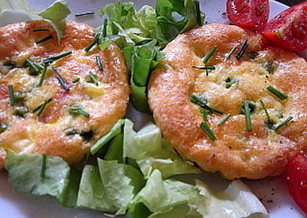 Fotografia przedstawiająca Mini frittaty z szynką i groszkiem