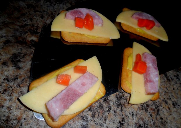 Fotografia przedstawiająca Mini imprezowe kanapeczki na krakersach