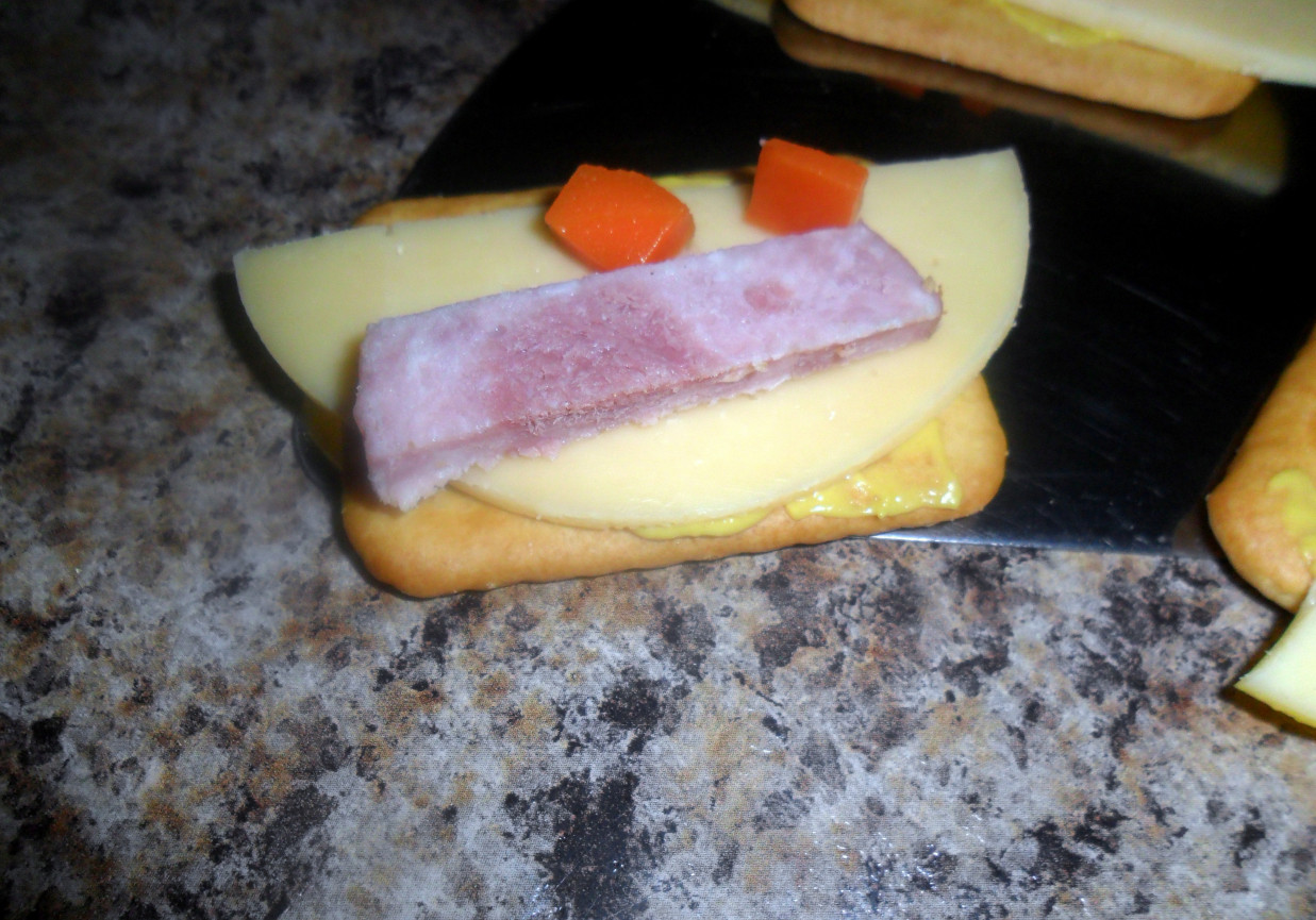Mini imprezowe kanapeczki na krakersach  foto