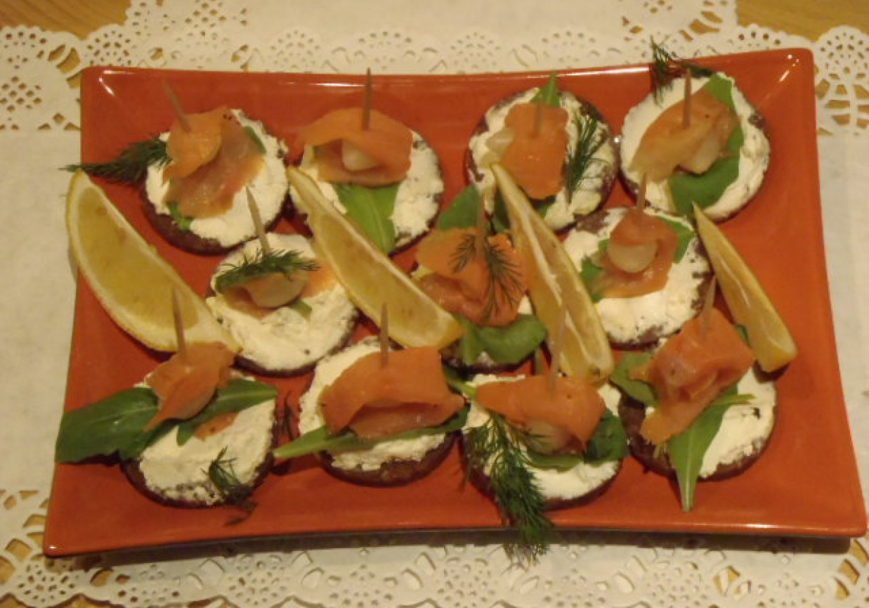 Mini kanapeczki z łososiem foto