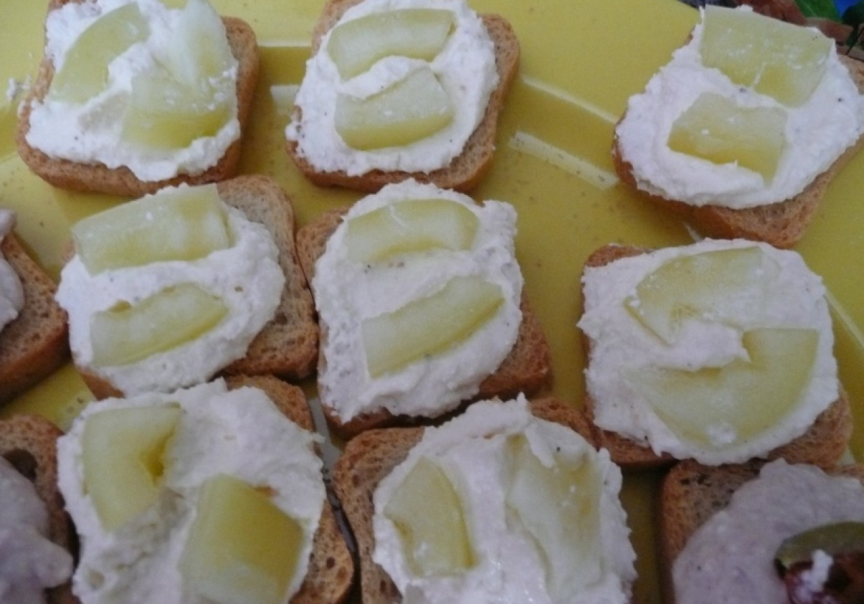 Mini kanapeczki z sucharków i papryki foto