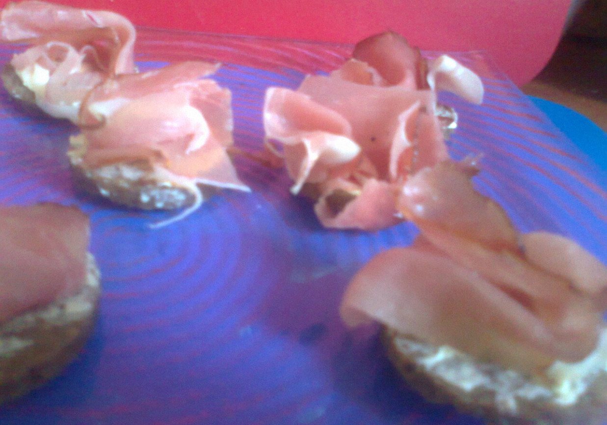 mini kanapki z chleba pełnoziarnistego z szynką szwarcwaldzką foto