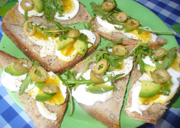 Fotografia przedstawiająca Mini kanapki z jajkiem, awokado i oliwkami