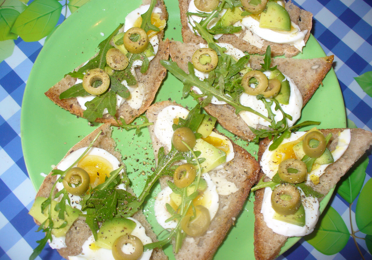 Mini kanapki z jajkiem, awokado i oliwkami  foto