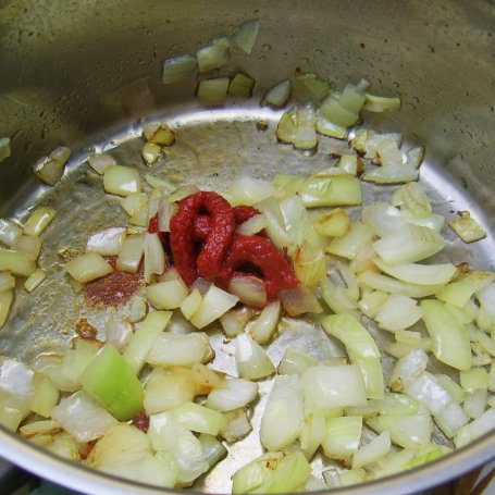 Krok 5 - Mini-kotleciki z soczewicy na pomidorach foto