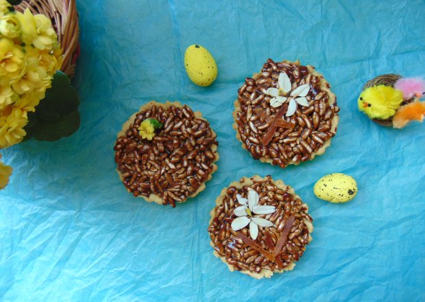 Fotografia przedstawiająca Mini mazurki z masą czekoladową i ryżem preparowanym.