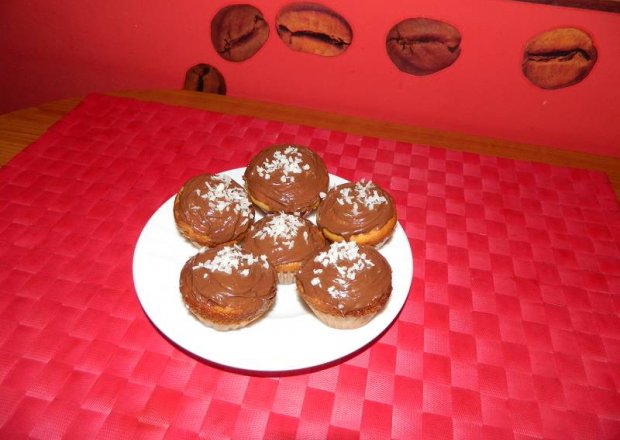 Fotografia przedstawiająca Mini muffinki waniliowe z dżemem jabłkowym.