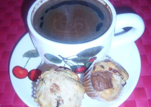 Fotografia przedstawiająca Mini muffinki z bakaliami, mleczną czekoladą i miodem.