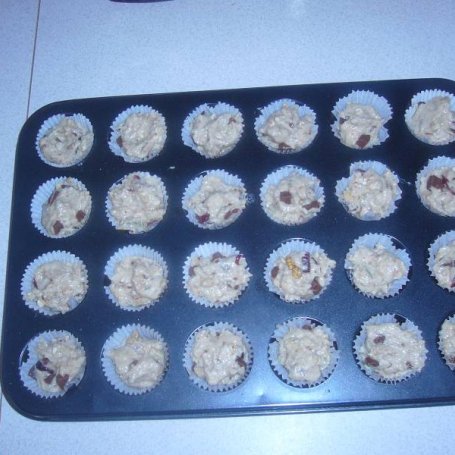Krok 2 - Mini muffinki z bakaliami, mleczną czekoladą i miodem. foto
