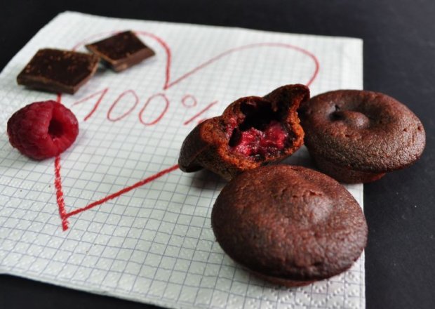 Fotografia przedstawiająca Mini muffinki z czekoladą i malinami