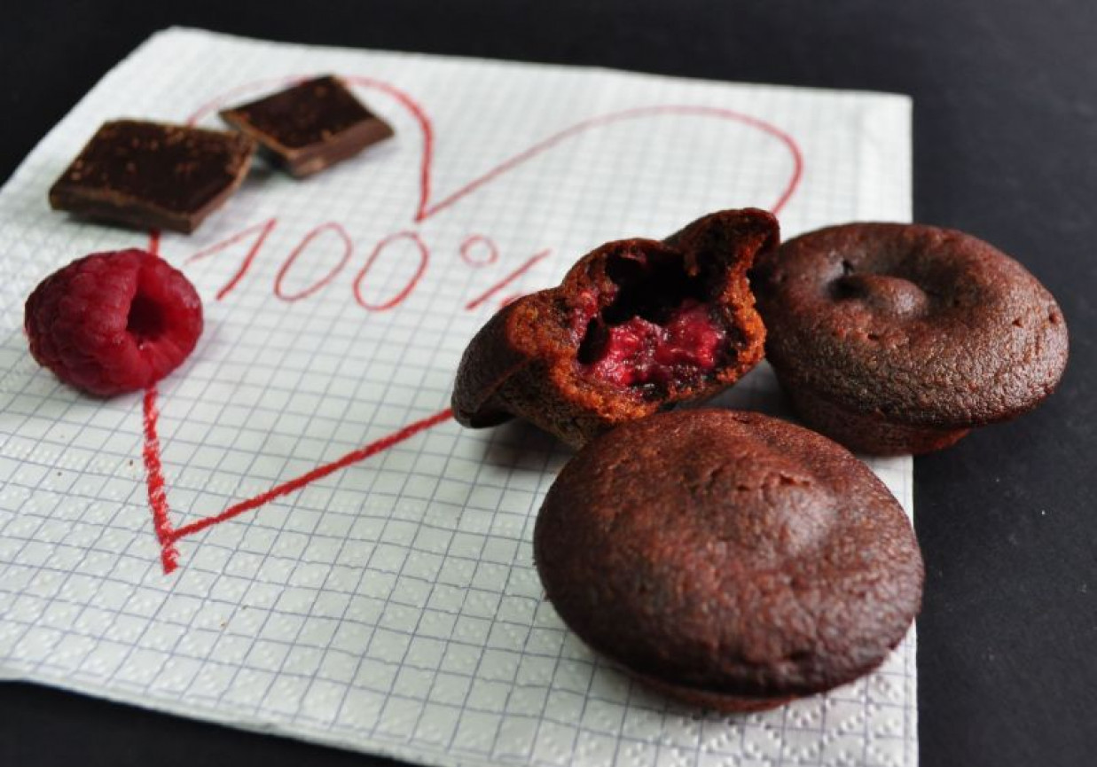 Mini muffinki z czekoladą i malinami foto