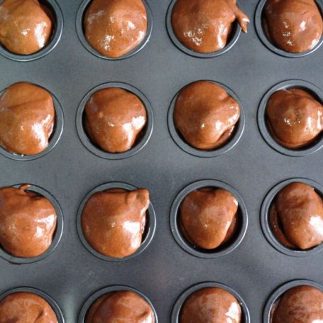 Krok 2 - Mini muffinki z czekoladą i malinami foto
