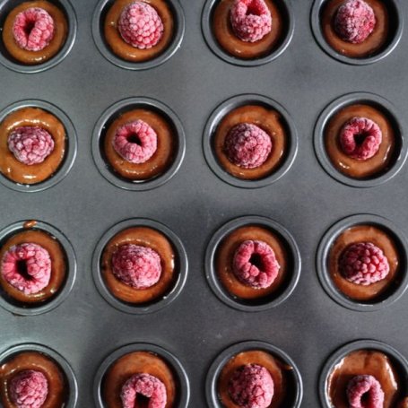 Krok 1 - Mini muffinki z czekoladą i malinami foto