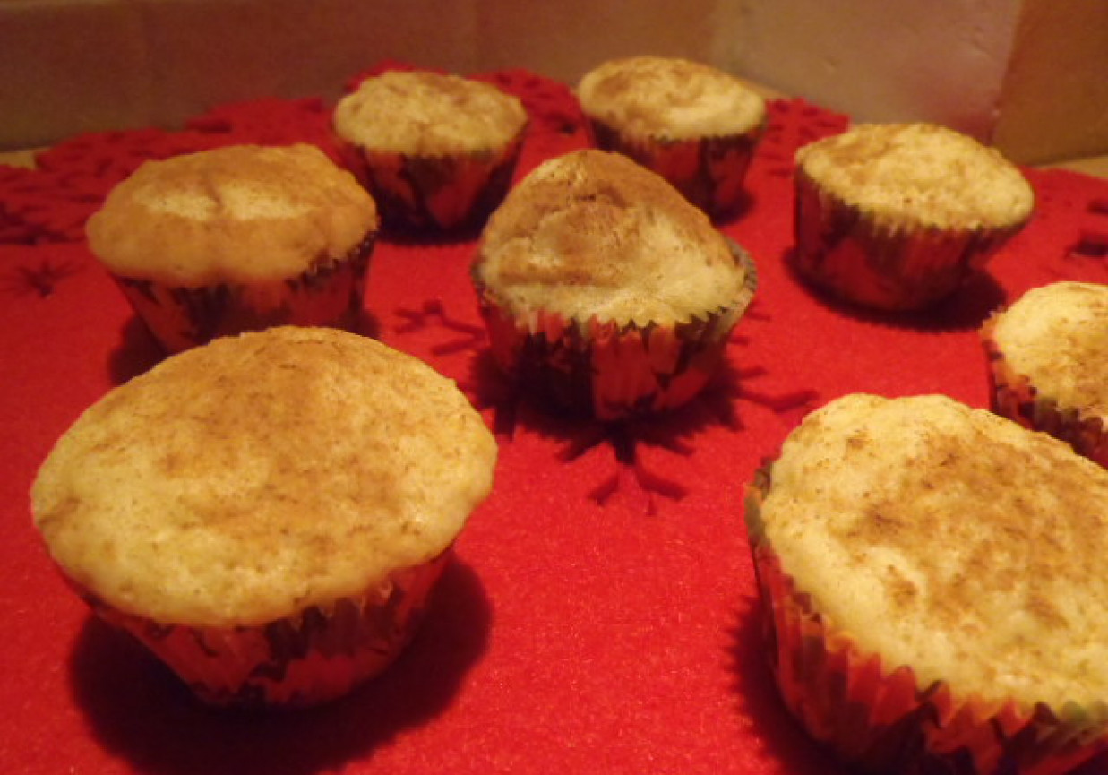 Mini muffinki z jabłkiem z maszyny foto