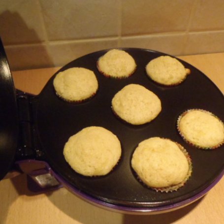 Krok 3 - Mini muffinki z jabłkiem z maszyny foto