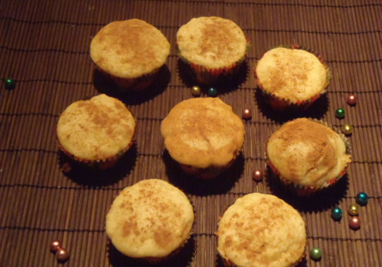 Mini muffinki z jabłkiem z maszyny foto