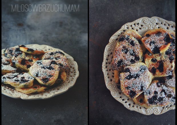 Fotografia przedstawiająca Mini pancakes z jagodami