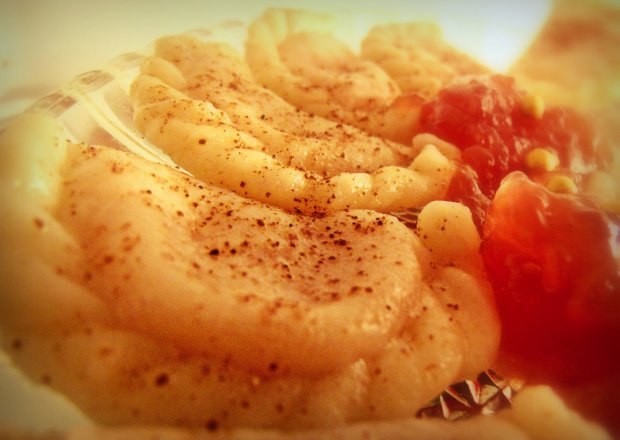 Fotografia przedstawiająca Mini pierożki z kuskusem i truskawkami