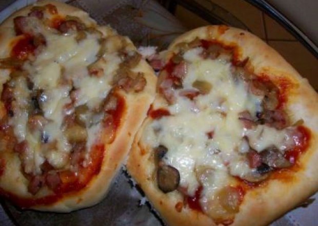 Fotografia przedstawiająca mini pizza domowa