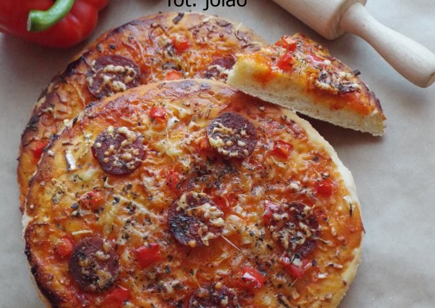Fotografia przedstawiająca Mini pizza z papryką i chorizo