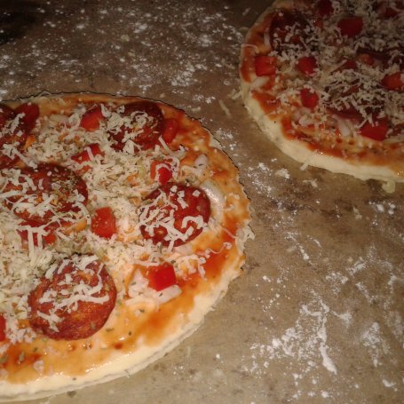 Krok 5 - Mini pizza z papryką i chorizo foto