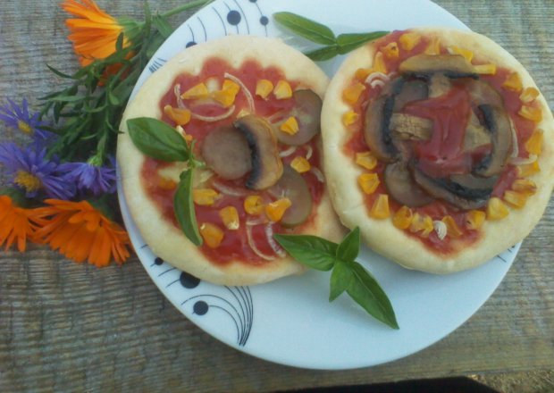 Fotografia przedstawiająca Mini pizza z pieczarkami i kukurydzą
