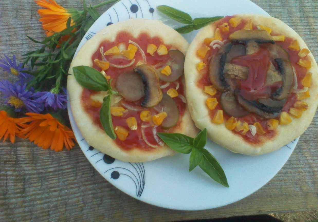 Mini pizza z pieczarkami i kukurydzą foto