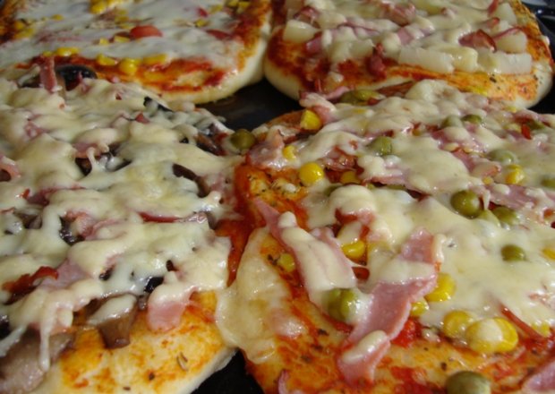 Fotografia przedstawiająca Mini pizze a\'la Basia