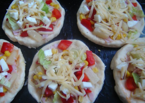 Fotografia przedstawiająca Mini pizze po hawajsku