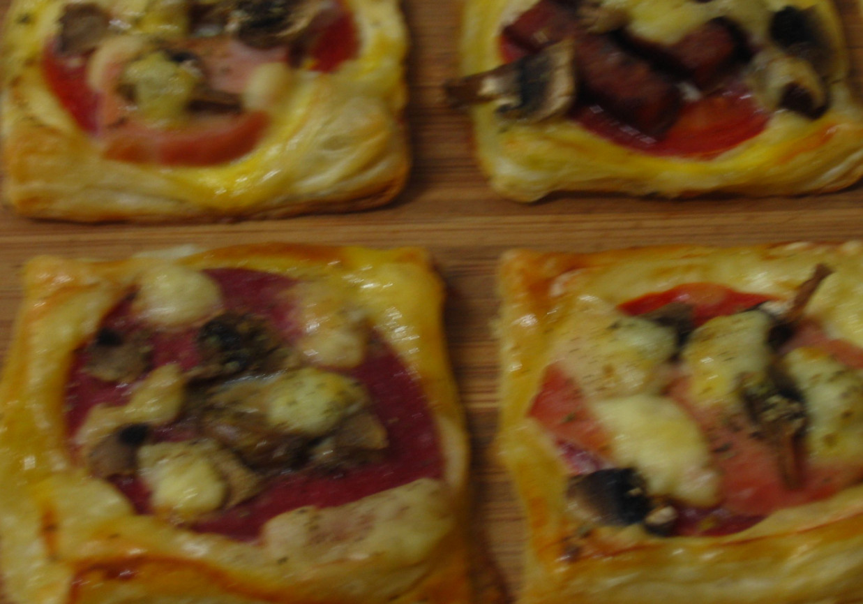Mini pizze z ciasta francuskiego foto