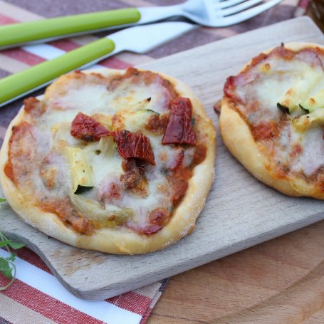 Krok 5 - Mini pizze z cukinią i suszonymi pomidorami foto