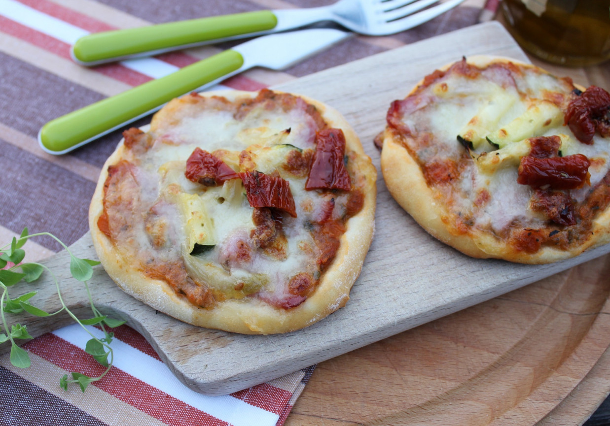 Mini pizze z cukinią i suszonymi pomidorami foto